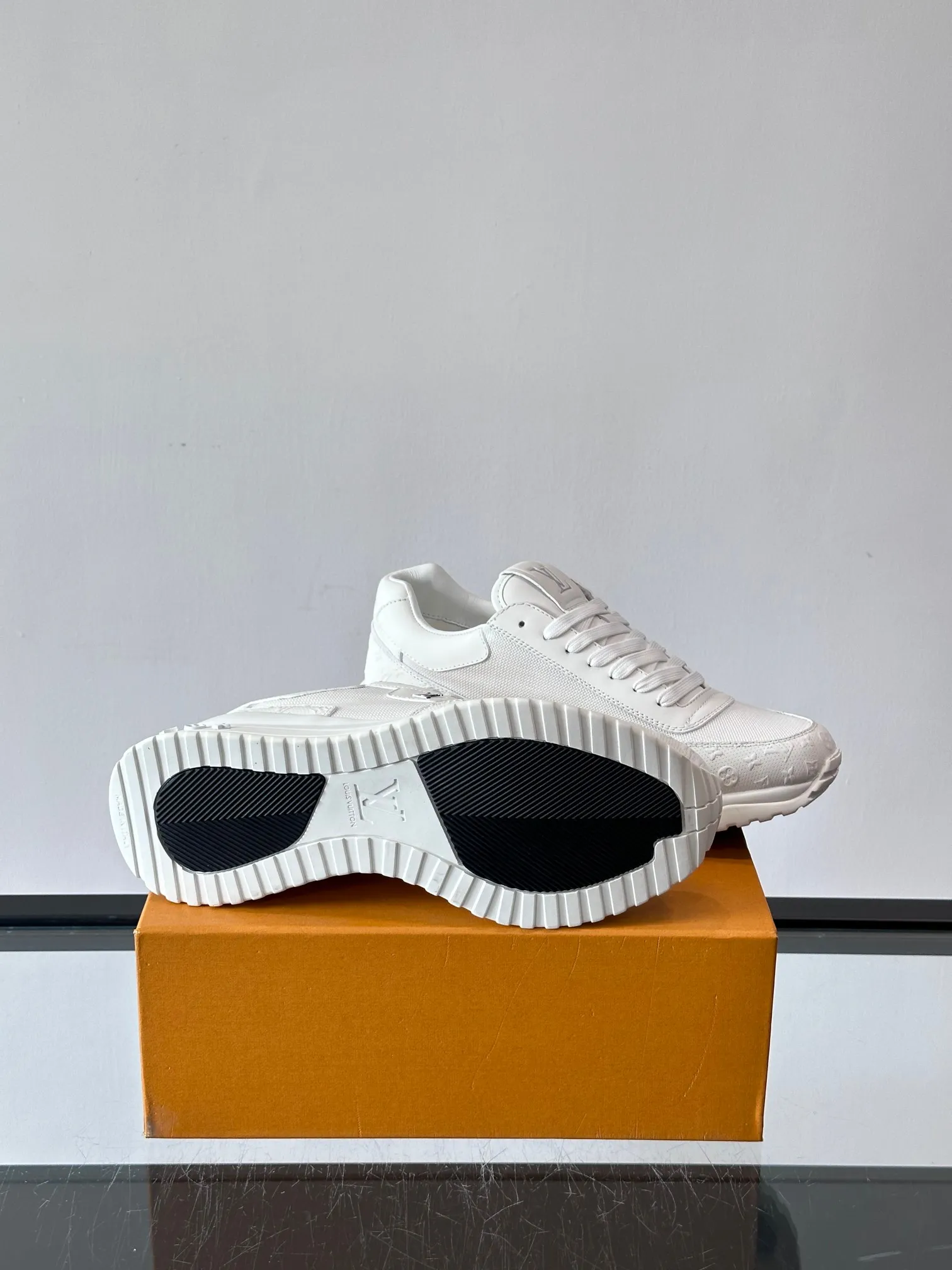 Men's Men's Shoes 💰500 [New Style] 🐡🐡LV🆕RUN AWAY sneakers, this Run Away sneaker is made of first-layer cowhide leather and breathable original material. The wedge-shaped rubber outsole continues the running shoe design, embellished with Monogram flowers, the L V letter is marked on the tongue, and the Louis Vuitton Paris logo is embellished on the back. Paired with brand logo cotton feet, the mesh lining and heel are spliced ​​and wrapped in cowhide, making the upper foot comfortable and breathable! size: 39-44 (38.45.46 customized)